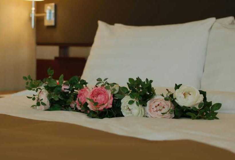 Номер Deluxe, Enford