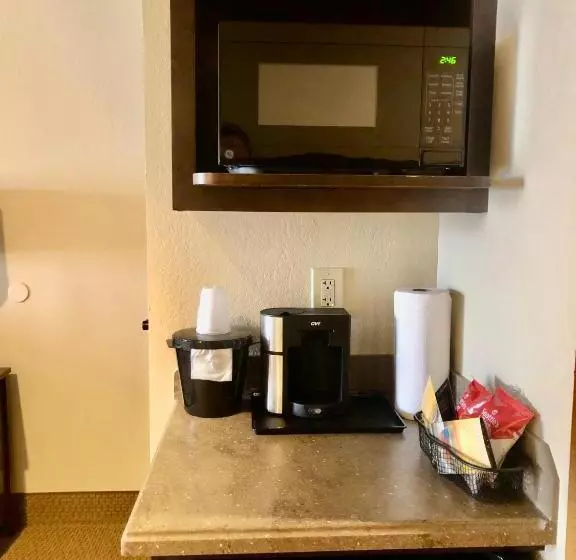 キングサイズベッドのスタンダードルーム, Hawthorn Extended Stay By Wyndham Rome