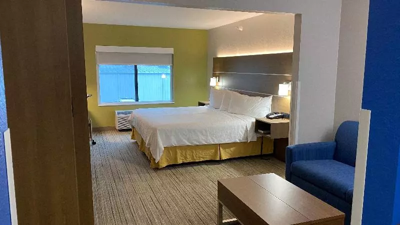 キングサイズベッドのスイートルーム, Holiday Inn Express Hotel & Suites Weston, An Ihg