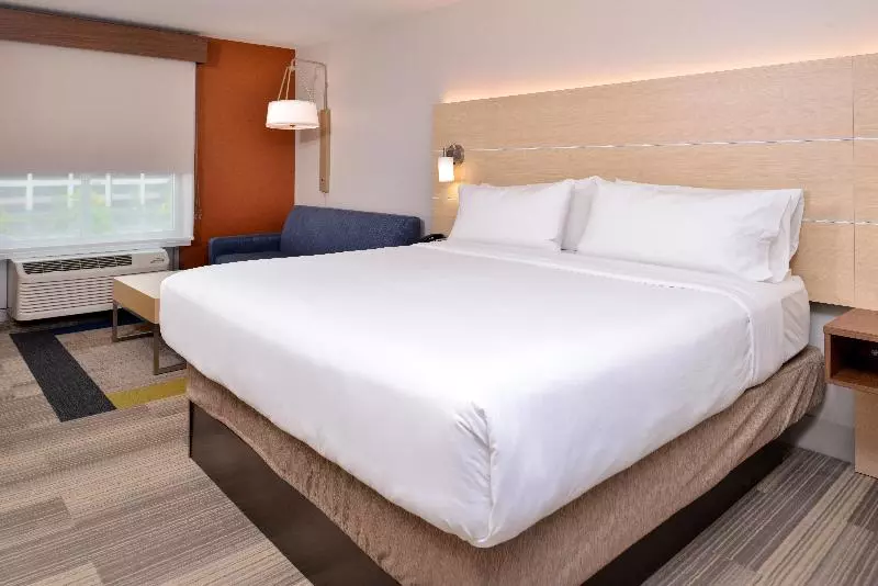 Standard-huone King-vuode, Holiday Inn Express Hotel & Suites Cincinnati Mason, An Ihg