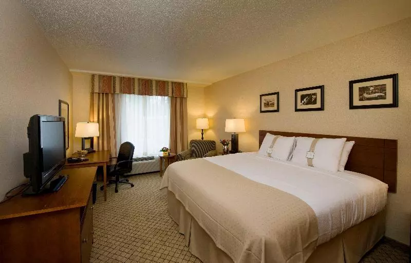 キングサイズベッドのスタンダードルーム, Holiday Inn Purdue   Fort Wayne, An Ihg