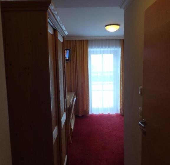 带阳台的三人标准间, Unterwirt