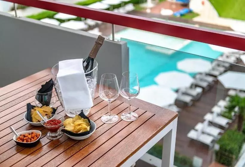 استودیوی استاندارد, Domino Suite Hotel & Residence