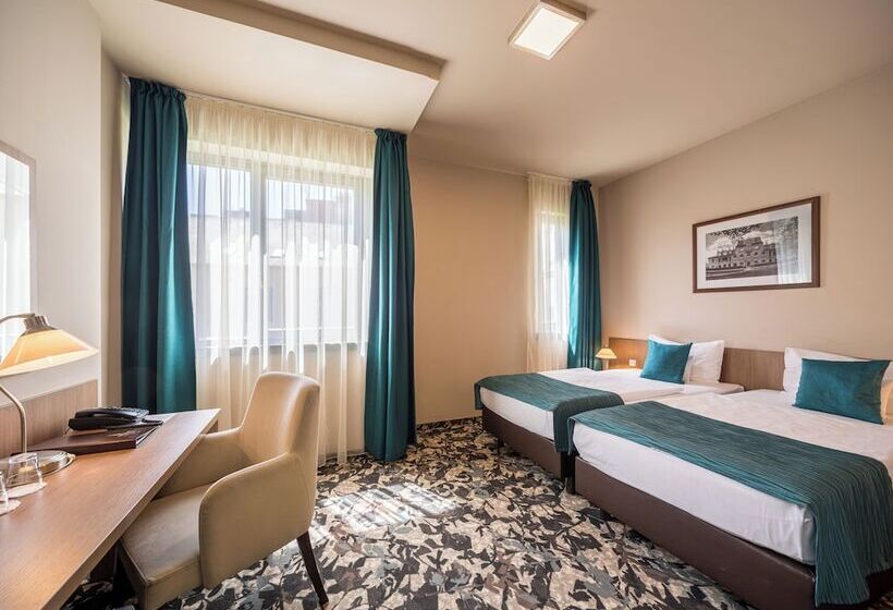 غرفة قياسية, Queen Elizabeth Superior