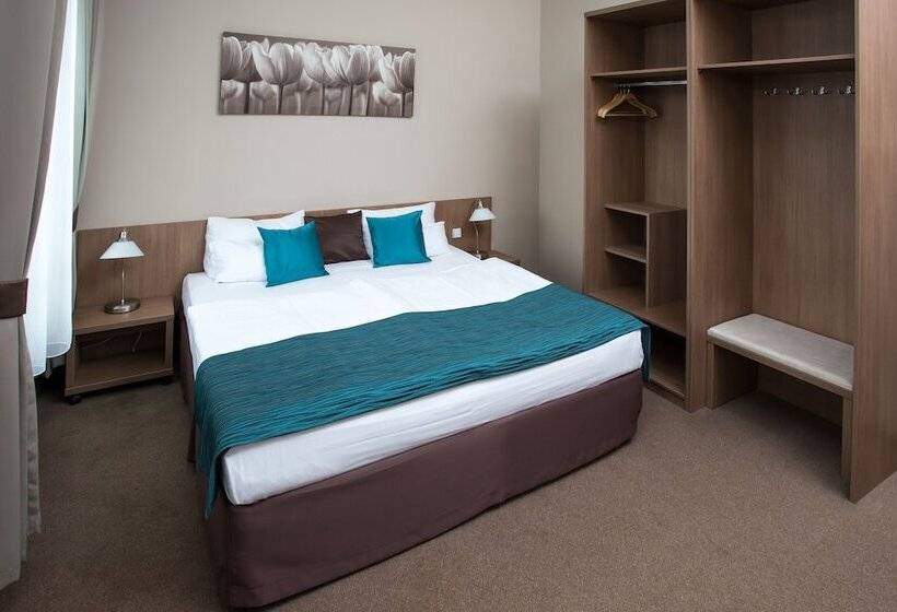 غرفة قياسية, Queen Elizabeth Superior