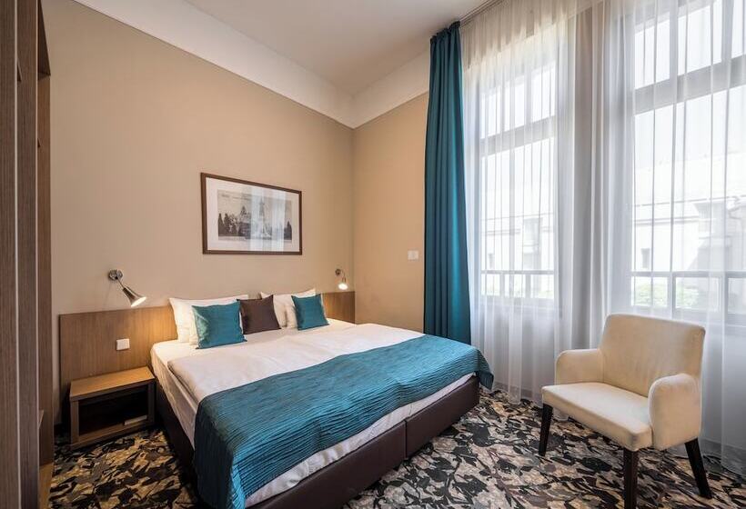 غرفة قياسية, Queen Elizabeth Superior