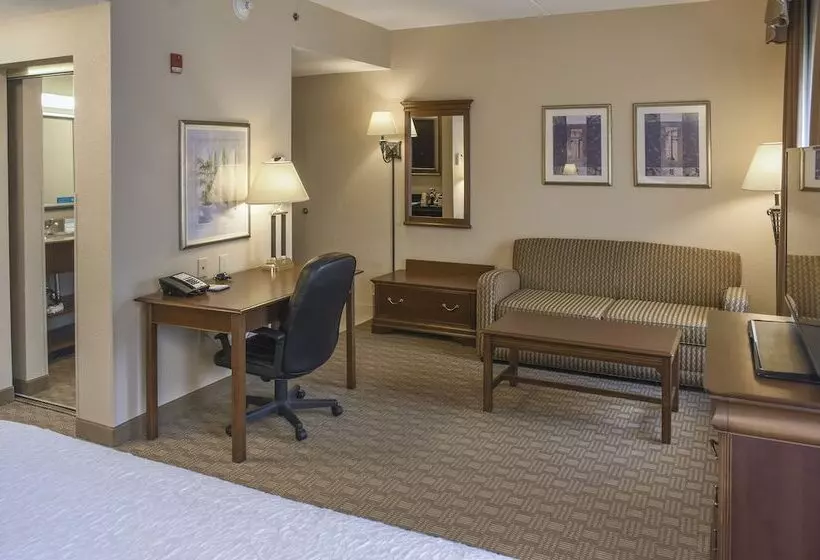 スタンダードスタジオ, Hampton Inn & Suites Youngstown Canfield