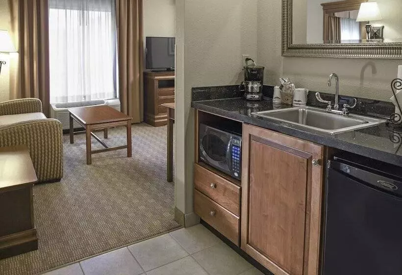 スタンダードスタジオ, Hampton Inn & Suites Youngstown Canfield