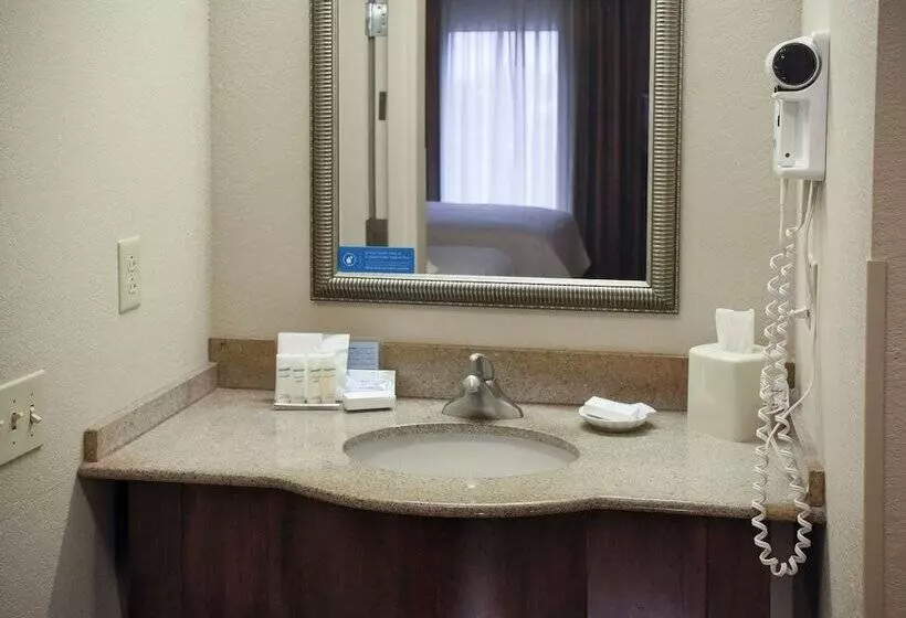 スタンダードスタジオ, Hampton Inn & Suites Youngstown Canfield