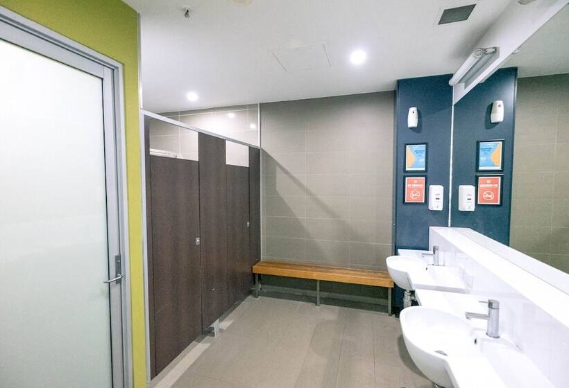 Кровать в Многоместном Номере с Общей Ванной, Yha Melbourne Central