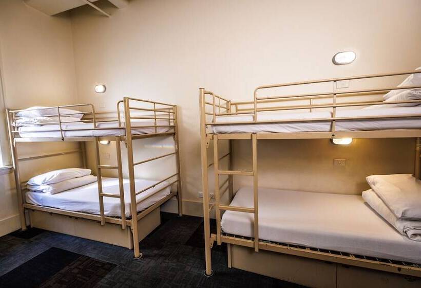 Кровать в Многоместном Номере с Общей Ванной, Yha Melbourne Central