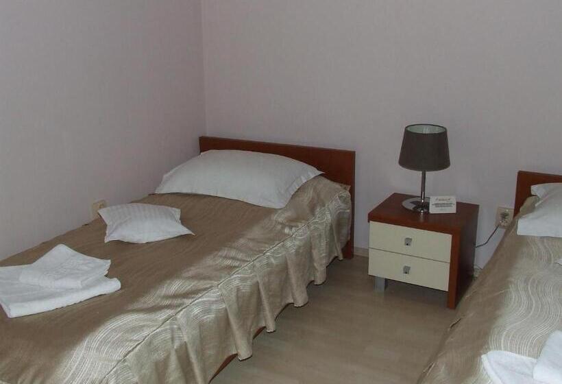 Quarto Triplo Clássico, Pensiunea Caramell