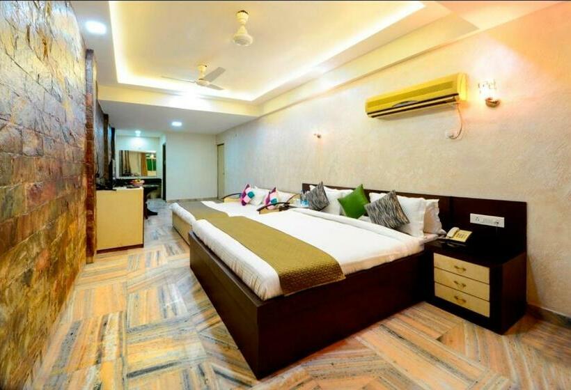 اتاق خانوادگی, Ashish Palace