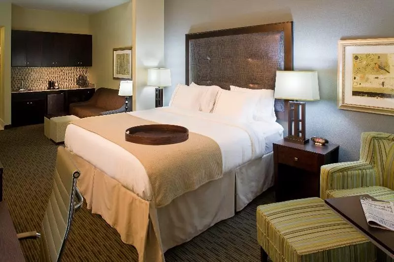 キングサイズベッドのスイートルーム, Holiday Inn Express Hotel & Suites Waycross By Ihg