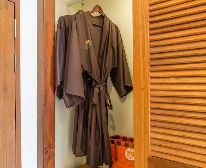 اتاق لوکس با چشم‌انداز دریا, Srisuksant Resort