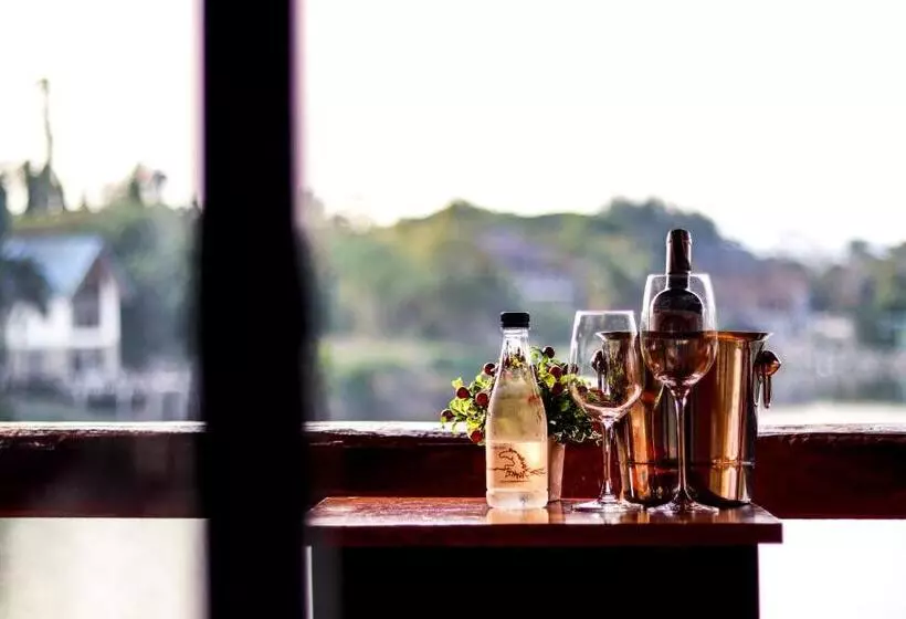 Suite with lake view, The Bonanza Resort Khaoyai