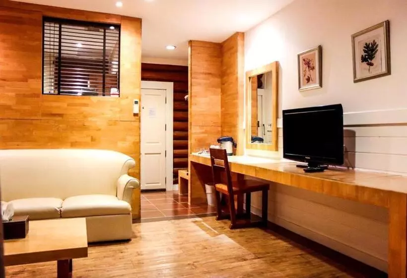 Suite with lake view, The Bonanza Resort Khaoyai