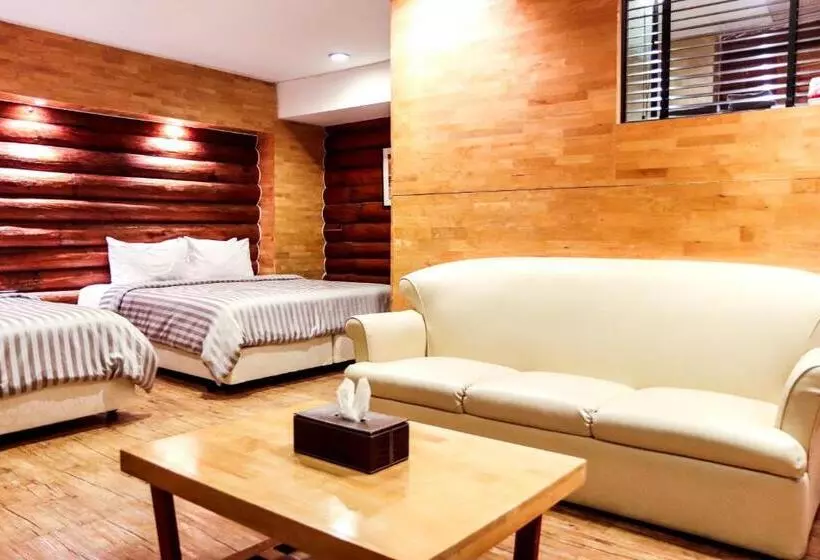 Suite with lake view, The Bonanza Resort Khaoyai