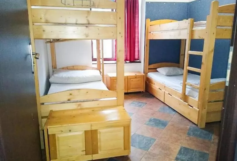 Vuode Makuusalissa, Music Hostel Piotrkowska