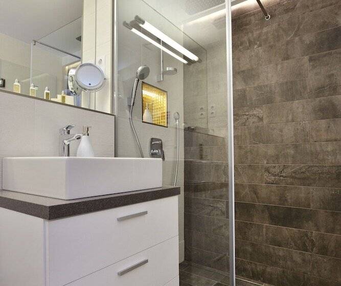 1 Bedroom Deluxe Apartment