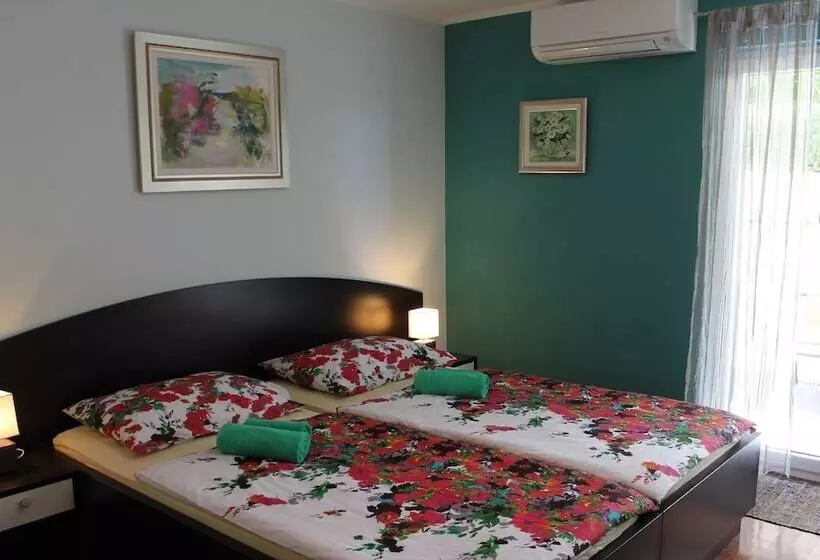 استودیو استاندارد با چشم‌انداز باغ, Apartments Logos