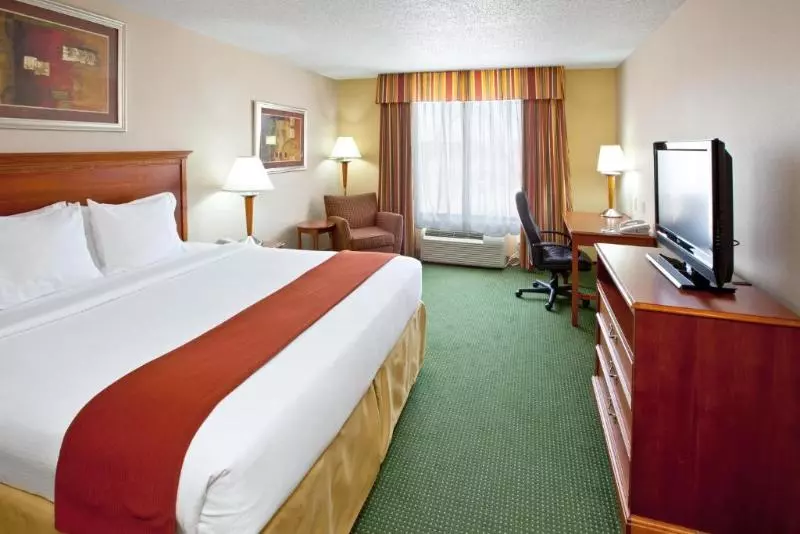 身障者適用キングサイズベッドルーム, Holiday Inn Express Hotel And Suites Valparaiso, An Ihg