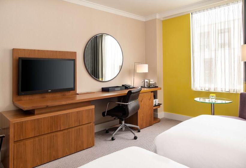 Номер Стандарт, Hilton London Wembley