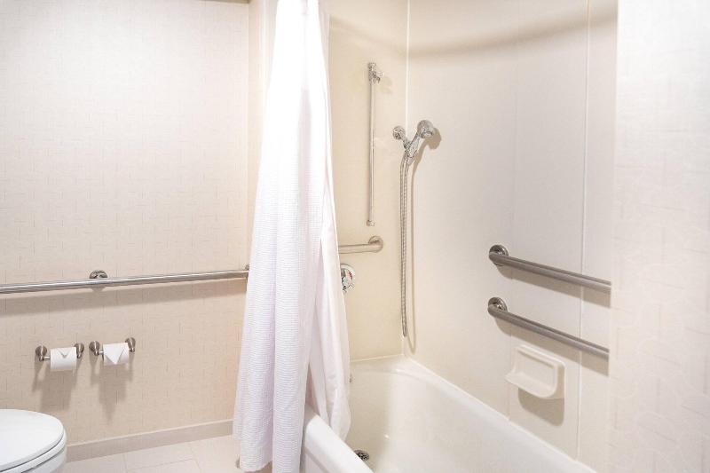 Номер Стандарт, Hilton London Wembley