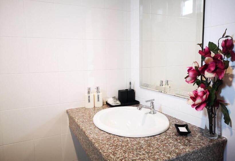 Quarto Triplo Standard com Balcão, Seven Seas