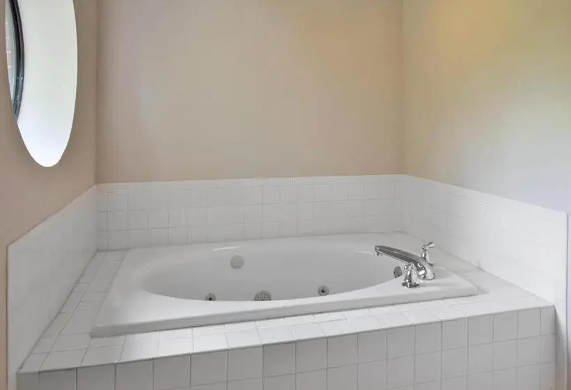 キングサイズベッドのスイートルーム, Holiday Inn Express Hotel & Suites Cincinnati Northeast Milford, An Ihg