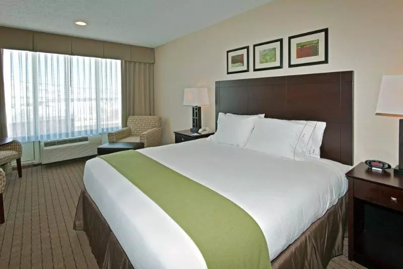 キングサイズベッドのスタンダードルーム, Holiday Inn Express Hotel & Suites Grants   Milan By Ihg