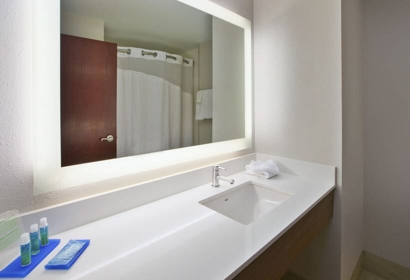 Люкс Адаптированный для Инвалидов, Holiday Inn Express Hotel & Suites Cincinnati Northeast Milford, An Ihg