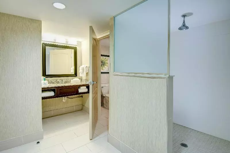 キングサイズベッドのスイートルーム, Holiday Inn Express   Neptune, An Ihg