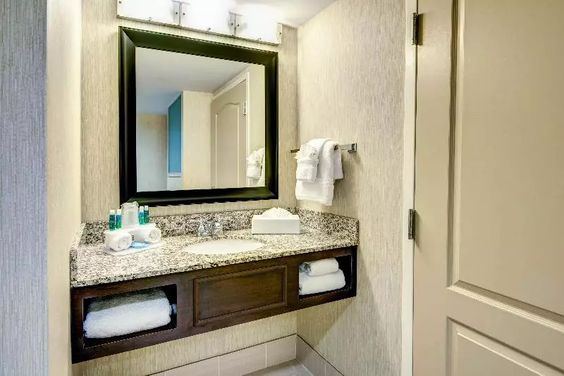 キングサイズベッドのスイートルーム, Holiday Inn Express   Neptune, An Ihg