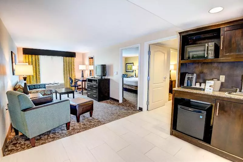 キングサイズベッドのスイートルーム, Holiday Inn Express   Neptune, An Ihg