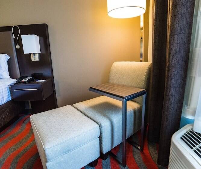 جناح, Holiday Inn Express Hotels & Suites Rockingham West, An Ihg