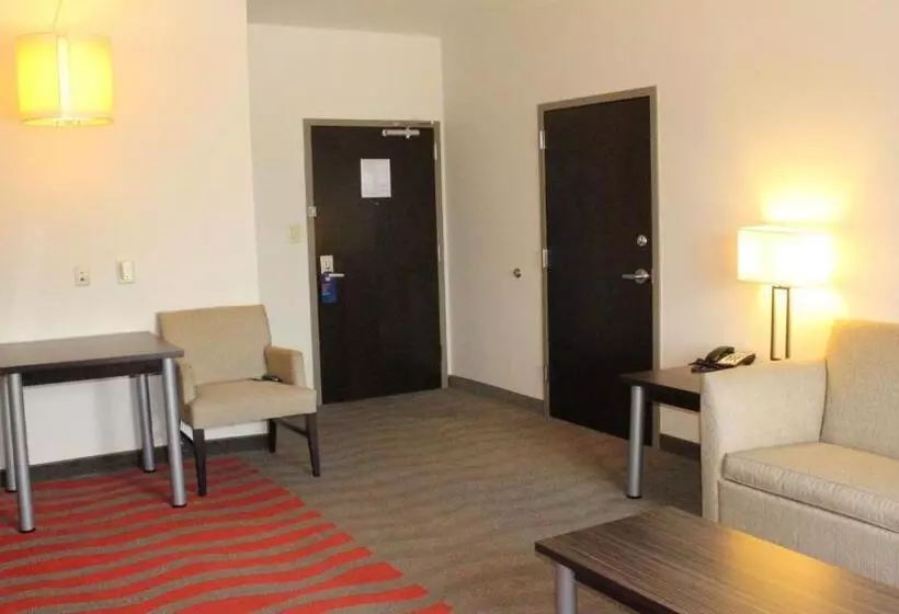 キングサイズベッドのスイートルーム, Holiday Inn Express Hotels & Suites Rockingham West, An Ihg