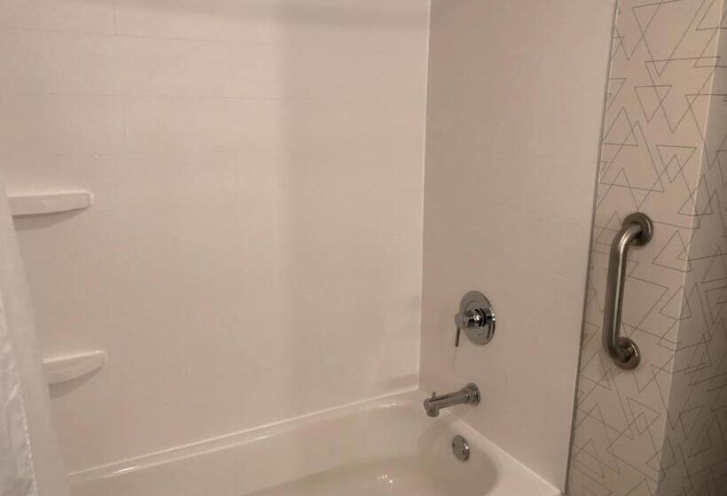 Президентский Люкс, Holiday Inn Express & Suites Donegal, An Ihg