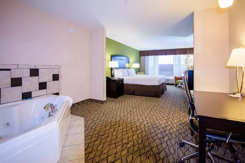 身障者適用キングサイズベッドルーム, Holiday Inn Express Tulsa South Bixby, An Ihg
