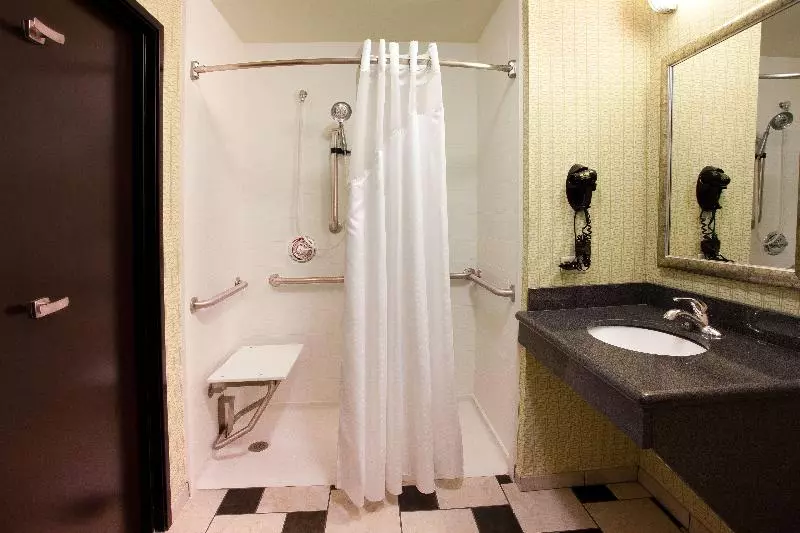 身障者適用クイーンサイズベッドルーム, Holiday Inn Express Tulsa South Bixby, An Ihg