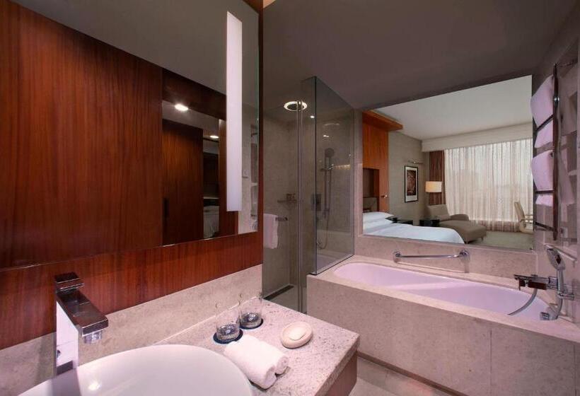 Номер Клуб Кровать Кинг, Sheraton Grand Bangalore Hotel At Brigade Gateway