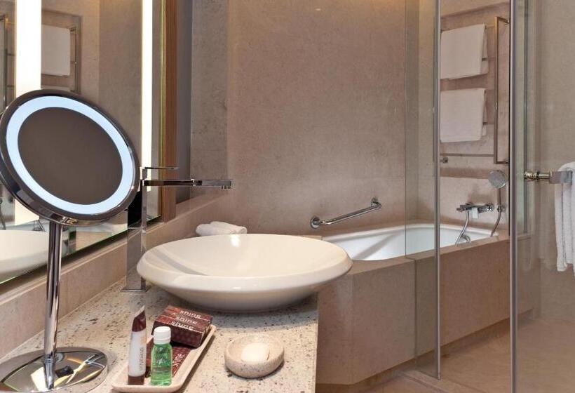 Люкс Премиум, Sheraton Grand Bangalore Hotel At Brigade Gateway