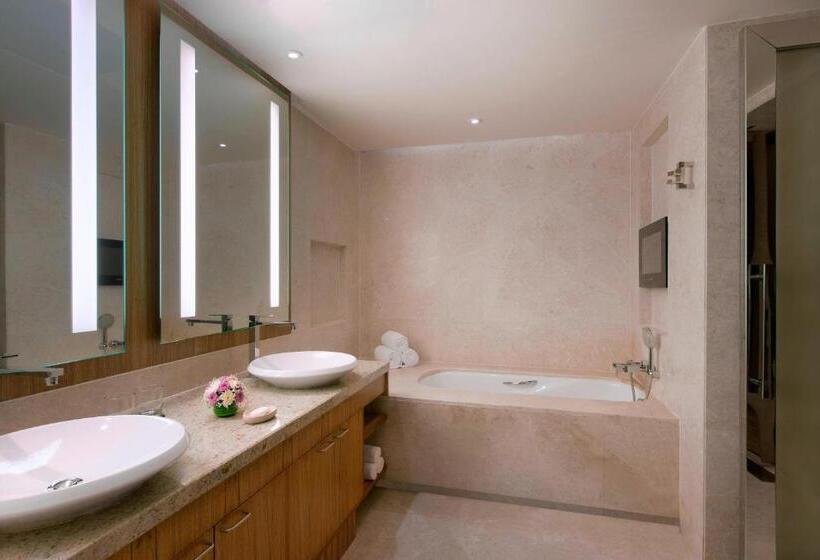 Люкс Executive Кровать Кинг, Sheraton Grand Bangalore Hotel At Brigade Gateway