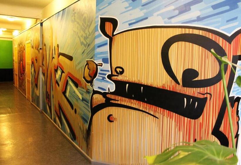 اتاق استاندارد, Naughty Squirrel Backpackers Hostel