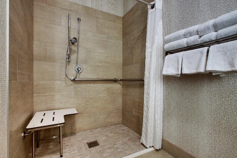 带大床的标准间, Holiday Inn Express Hotel & Suites Vernon College Area By Ihg