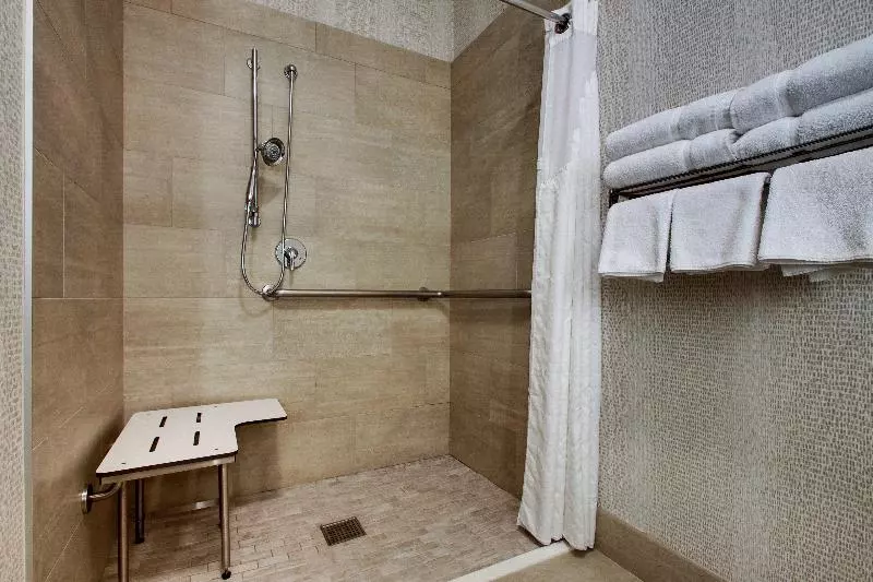 キングサイズベッドのスタンダードルーム, Holiday Inn Express Hotel & Suites Vernon College Area By Ihg