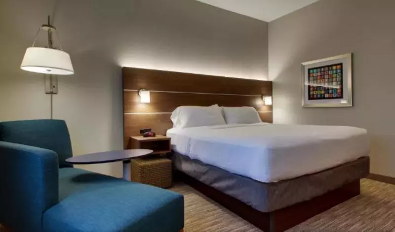 身障者適用キングサイズベッドルーム, Holiday Inn Express Hotel & Suites Vernon College Area By Ihg
