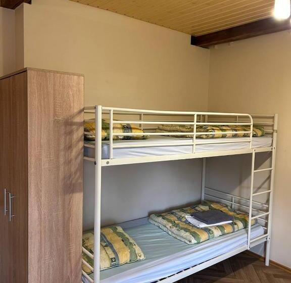 اتاق استاندارد سه تخته با سرویس بهداشتی مشترک, Hostel Filaretai