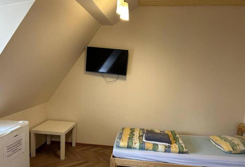 اتاق استاندارد سه تخته با سرویس بهداشتی مشترک, Hostel Filaretai