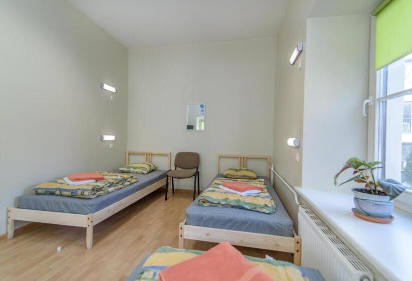 اتاق استاندارد سه تخته با سرویس بهداشتی مشترک, Hostel Filaretai